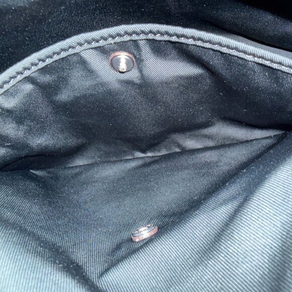 Chic Black Croc-Embossed Shoulder Bag - Picture 8 of 10